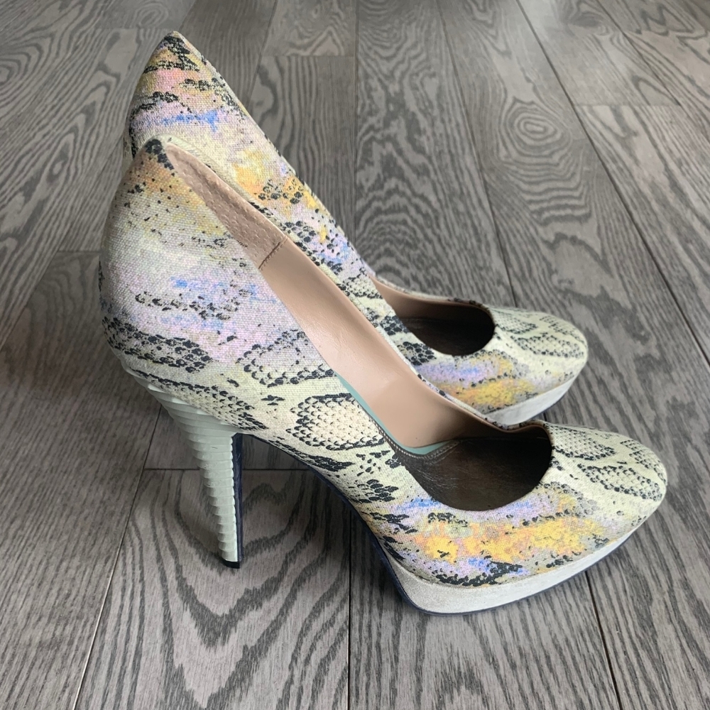 Beautiful Rachel Roy Multicolored Pumps😍💙💜